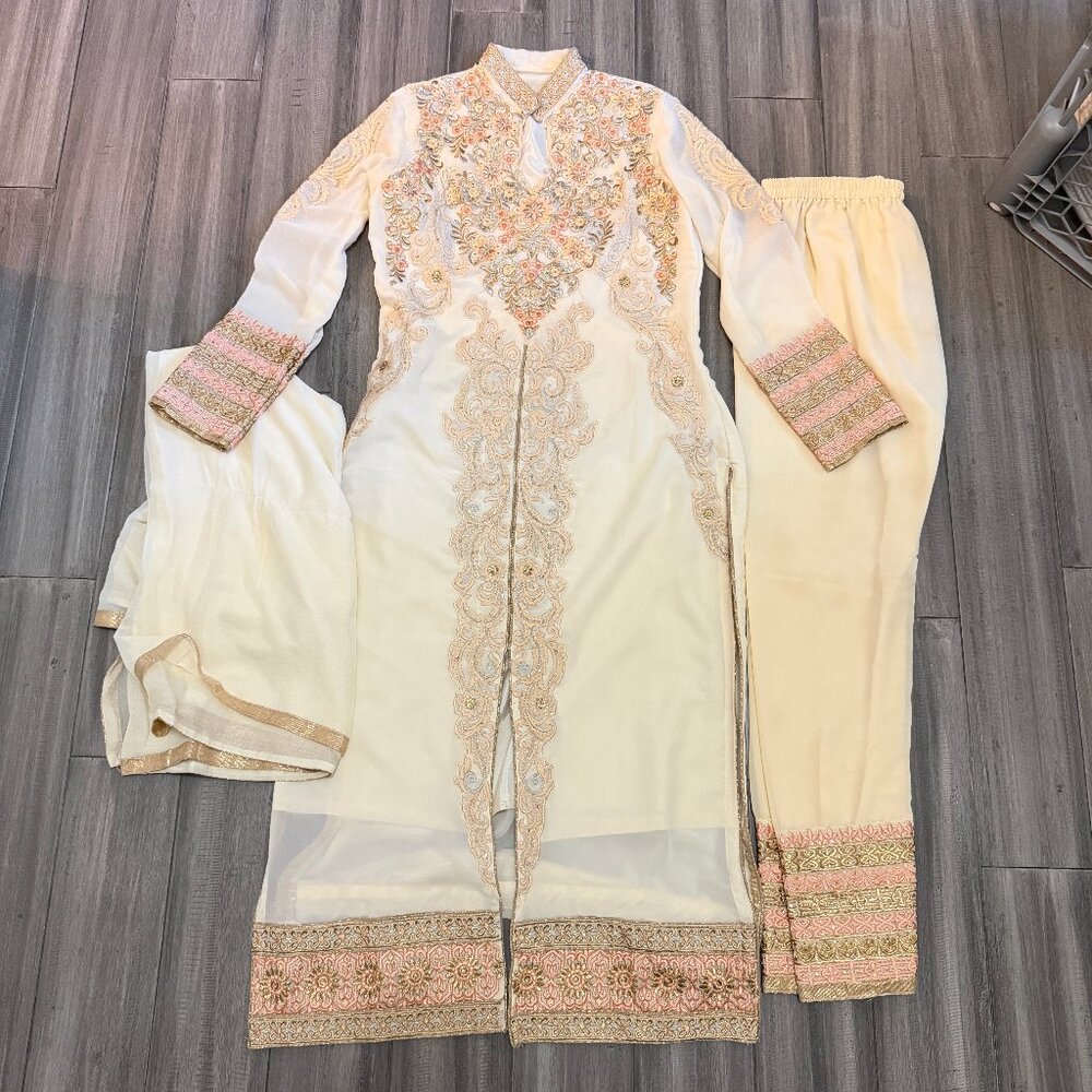🌟 Elegant Cream Embroidered Suit with Dupatta 🌟